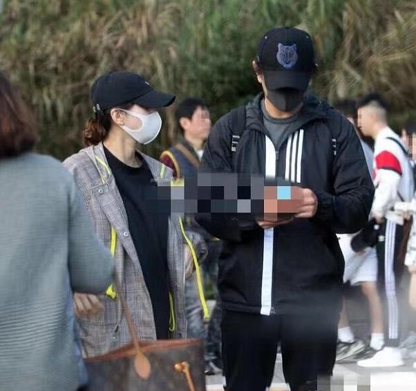 刘诗诗怀孕6月孕肚首曝光,四肢纤细状态好,劈