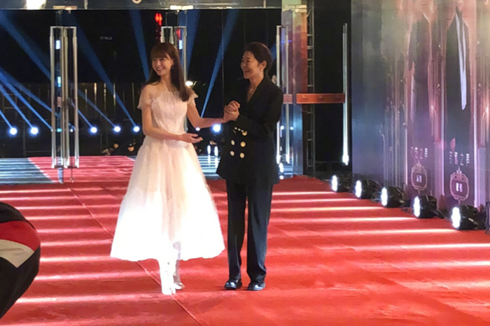 沈梦辰冬天穿裙子主持被冻过敏,60岁倪萍一个动