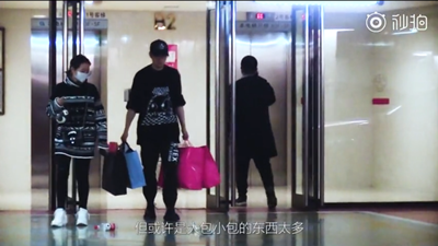 bob官网:张靓颖和新男友逛街,一个小动作让网友都大呼