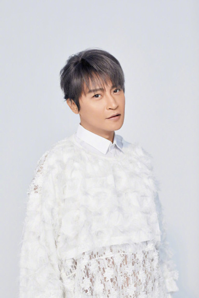 48岁陈志朋穿蕾丝装亮相,网友集体圈粉:居然还