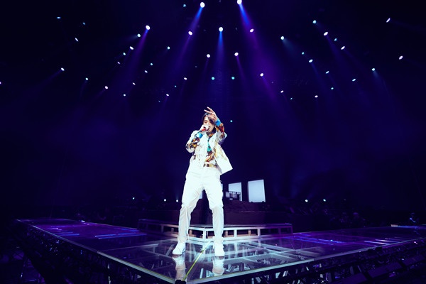 吴亦凡南京演唱会首唱《大碗宽面》 感谢歌迷