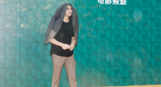 淋雨一直走！黄觉外套蒙头挡雨造型恶搞趣味吸睛