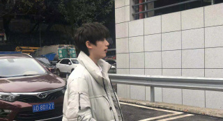丁程鑫张真源参加艺考路透 考后晒合照表情轻松