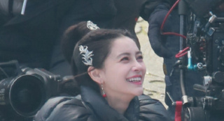 Angelababy不受风波影响剧组拍戏 穿粉裙灿笑