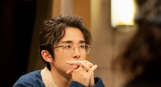 张新成戴金边眼镜尽显书生气 梳小辫秀钢琴实力