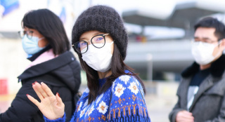 董洁官宣“浪姐”被抵制后首现身 亲切招手心情好