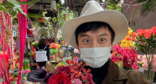 邓超提前送孙俪情人节花束 理由竟是14号花太贵！