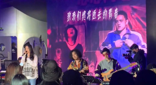 张靓颖献唱《致我们终将逝去的青春》追思赵英俊