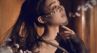 赵丽颖奇遇江湖封面大片 红衣女侠周身游凤意境绝