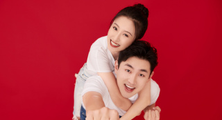 王彦霖官宣与大学同学艾佳妮结婚：喜提个媳妇儿