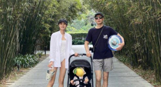 演员李光洁晒妻子孩子海边照 手握“巨蟹”引调侃