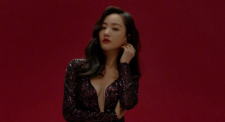 杨蓉演绎女人四十如花 慵懒卷发深V长裙魅力十足