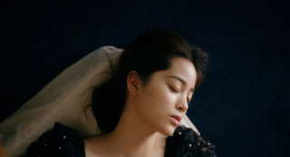 欧阳娜娜曝少女感故事大片 蓝色丝袜造型优雅知性