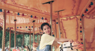 张婧仪游乐场生日照曝光 俏皮灵动化身在逃小仙女