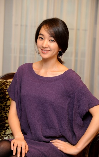 秀爱颠覆形象出演悬疑新片 扮DJ营救被绑家人