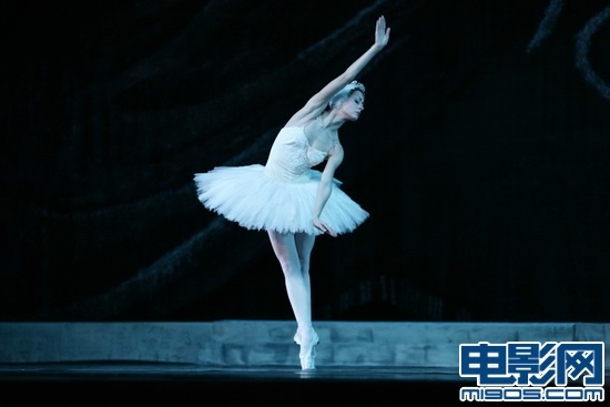 《天鹅湖》展足尖技艺 32圈挥鞭转惊艳全场