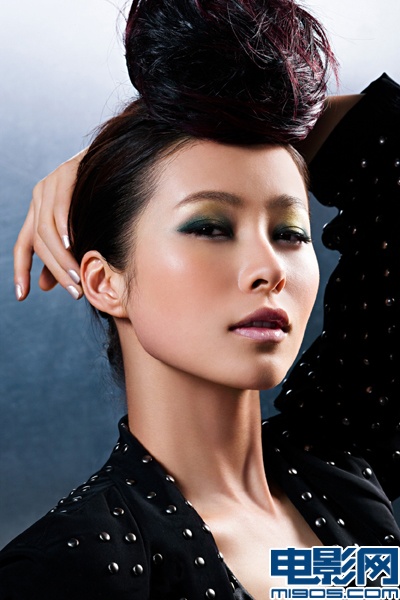 江一燕七位数代言拍广告 清纯佳人变身朋克女