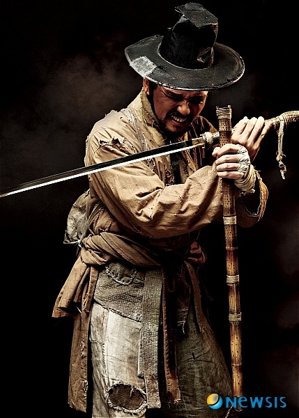 《出云之月》举行发布会 韩智慧抹胸短裙亮相