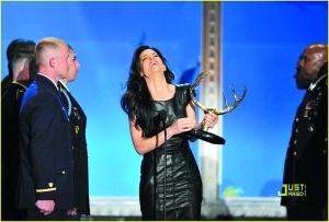 布洛克出关热情奔放女女激吻 洛佩兹兽性大发