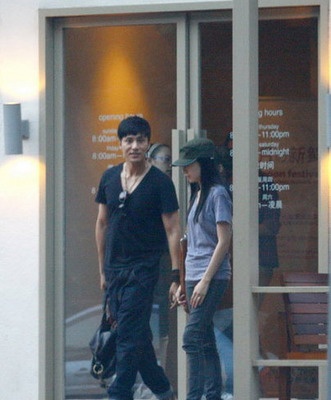 董洁素颜散发密会陈坤 亲密耳语大方请客买单