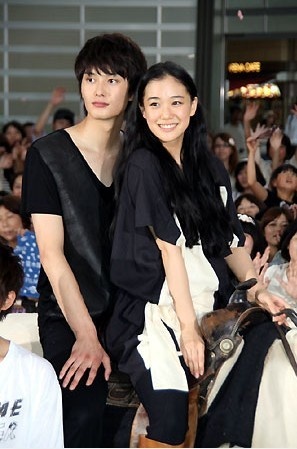 苍井优自曝拍戏坠马受伤 反遭冈田将生取笑_韩