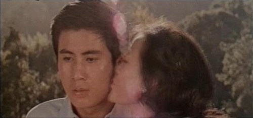 "有网友表示:"山楂树完全是中学生式的无爱情原著显然比电影