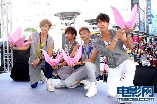 飞轮海新专辑庆功忙宣传为Selina大唱生日歌