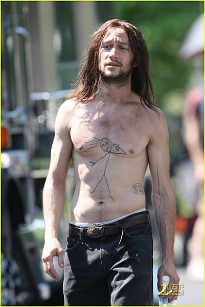 小希斯·莱杰莱维特《海瑟》片场赤膊上阵