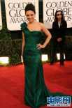 米拉·库妮斯绿色斜肩秀美胸 性感长裙亮相红毯