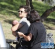 奥兰多变新晋奶爸 抱小王子出街晒太阳宠爱备至