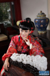 新生代花旦王媛拍攝新年寫真 古典紅裝笑容甜美