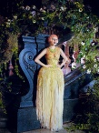 Lady GaGa粉红短发登杂志 大胆深V绸缎裙尽展诱惑
