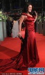 女星克里斯汀红裙拖地亮相红毯 丰满性感惹人爱