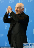 终身成就奖得主阿明·缪勒·斯塔尔现场挥手致意