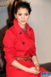 袁咏仪捧场意大利春夏时装秀 与模特儿比“靓”