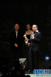 “布米叔叔”获最佳影片大奖 导演从容上台领奖