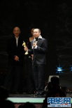 “布米叔叔”獲最佳影片大獎(jiǎng) 導(dǎo)演從容上臺(tái)領(lǐng)獎(jiǎng)
