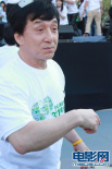 成龙311烛光晚会忙前忙后 演艺圈大哥当之无愧