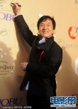 成龙大寿直呼“恨老” 送林鹏“徐静蕾式”亲吻