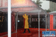 香港電影金像獎現(xiàn)場烏云密布 瓢潑大雨傾盆而下