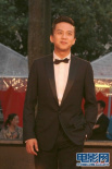 邓超出场呼声高 黑色西装搭配领结展男人风度