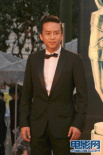 邓超出场呼声高 黑色西装搭配领结展男人风度