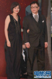 《父后七日》剧组踏上红毯 黑裙、西装引人注目