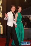 张家辉携爱妻走红毯 关咏荷一袭绿装温婉动人
