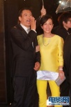 周润发登台气场非凡 发嫂着装抢眼与夫秀恩爱