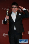 陈奂仁喜获最佳新人奖 亲吻小金人敬礼答谢影迷