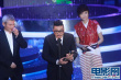 李宇春颁最佳电影歌曲奖 恭硕良捧奖杯侃侃而谈