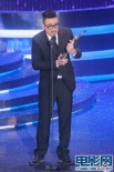 李宇春颁最佳电影歌曲奖 恭硕良捧奖杯侃侃而谈