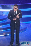 李宇春颁最佳电影歌曲奖 恭硕良捧奖杯侃侃而谈