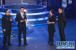 徐克憑借“狄仁杰”獲最佳導(dǎo)演獎(jiǎng) 周潤(rùn)發(fā)頒獎(jiǎng)